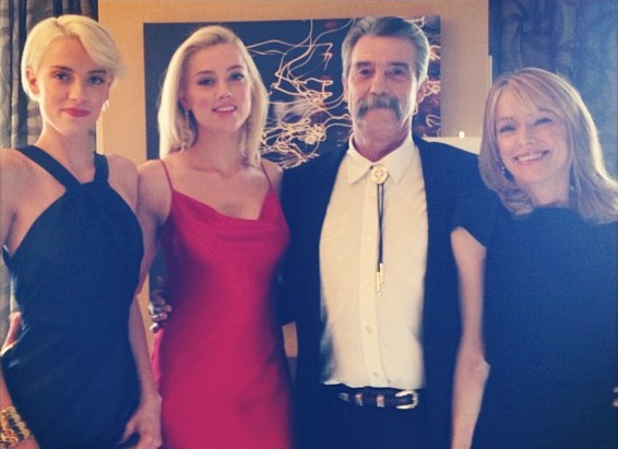 Photo de famille de la comédienne, fiancée à Johnny Depp, célèbre pour Never Back Down, The Joneses.
  