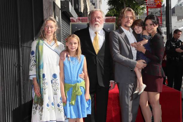 Familiefoto van de acteur &  model, getrouwd met Clytie Lane, die beroemd is vanwege 48 Hours, Down and Out in Beverly Hills and The Prince of Tides  