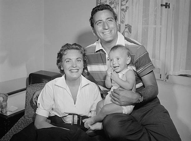 Photo de famille de la comédien,  musicien &  artiste, marié à Susan Crow, célèbre pour I Left My Heart in San Francisco.
  