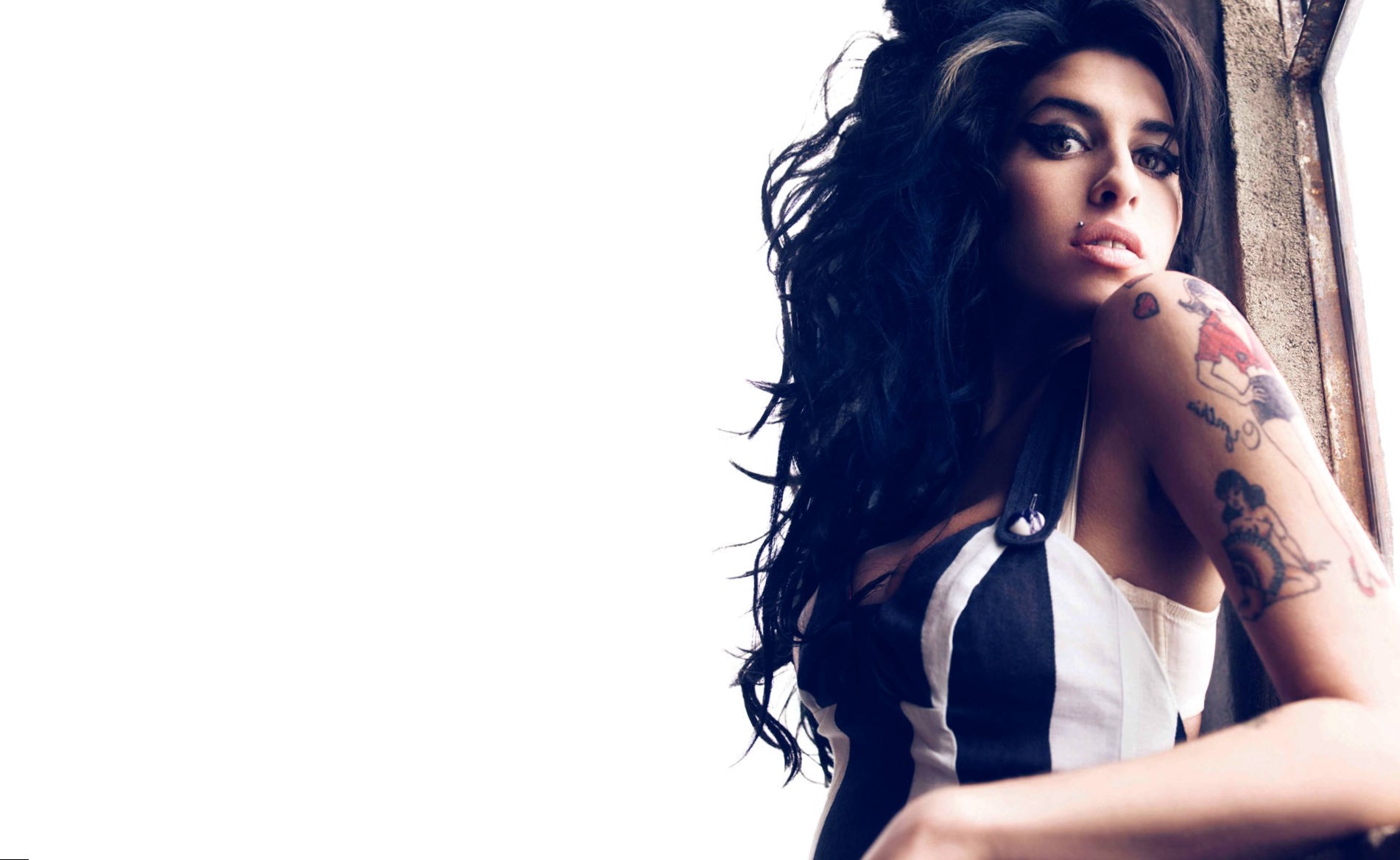 Amy Winehouse Height, Weight and Body Measurements