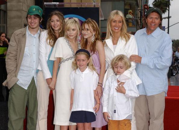 Ashley and Mary-Kate Olsen's family: parents, siblings